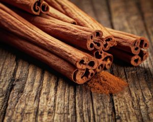 Corteza del aceite esencial de canela, ideal para aliviar el estrés, calentar el cuerpo y mejorar el ánimo. Perfecto para aromaterapia y masajes.