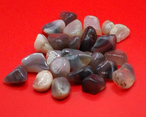 Piedras pulidas de Ágata Gris con tonos suaves y patrones únicos, ideales para decoración, meditación o prácticas energéticas