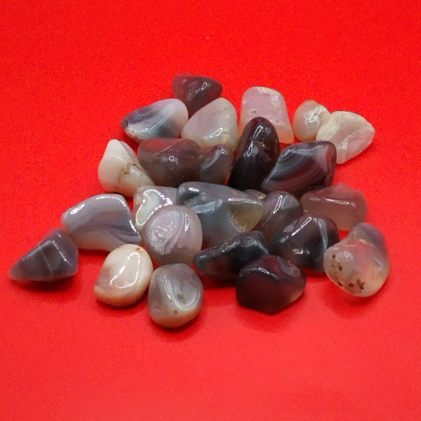Piedras pulidas de Ágata Gris con tonos suaves y patrones únicos, ideales para decoración, meditación o prácticas energéticas