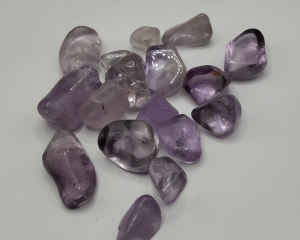Piedras pulidas de Amatista con tonos morados translúcidos, perfectas para meditación, equilibrio emocional y protección energética