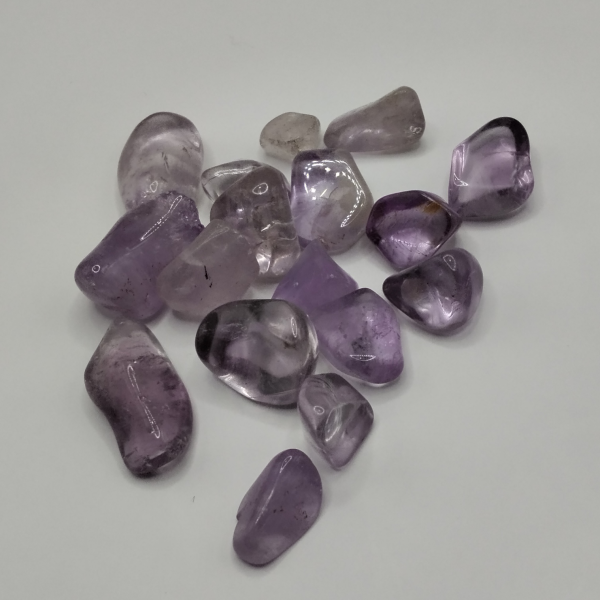 Piedras pulidas de Amatista con tonos morados translúcidos, perfectas para meditación, equilibrio emocional y protección energética