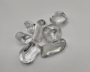 Piedras pulidas de Cuarzo Transparente con un acabado cristalino y brillante, perfectas para meditación, amplificación energética y decoración.
