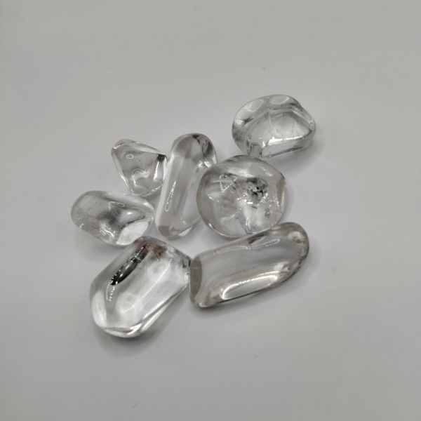 Piedras pulidas de Cuarzo Transparente con un acabado cristalino y brillante, perfectas para meditación, amplificación energética y decoración.