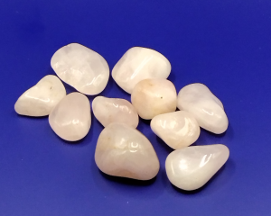 Piedras pulidas de Cuarzo Rosa con tonos suaves y rosados, perfectas para decoración, meditación y prácticas energéticas.