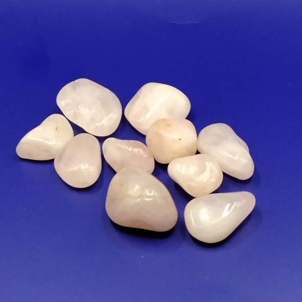 Piedras pulidas de Cuarzo Rosa con tonos suaves y rosados, perfectas para decoración, meditación y prácticas energéticas.