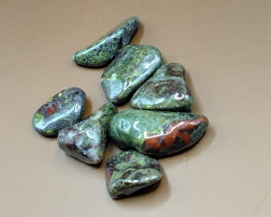 Piedras pulidas de Piedra Dragón con tonos verdes y detalles rojizos, ideales para decoración, meditación y prácticas energéticas.