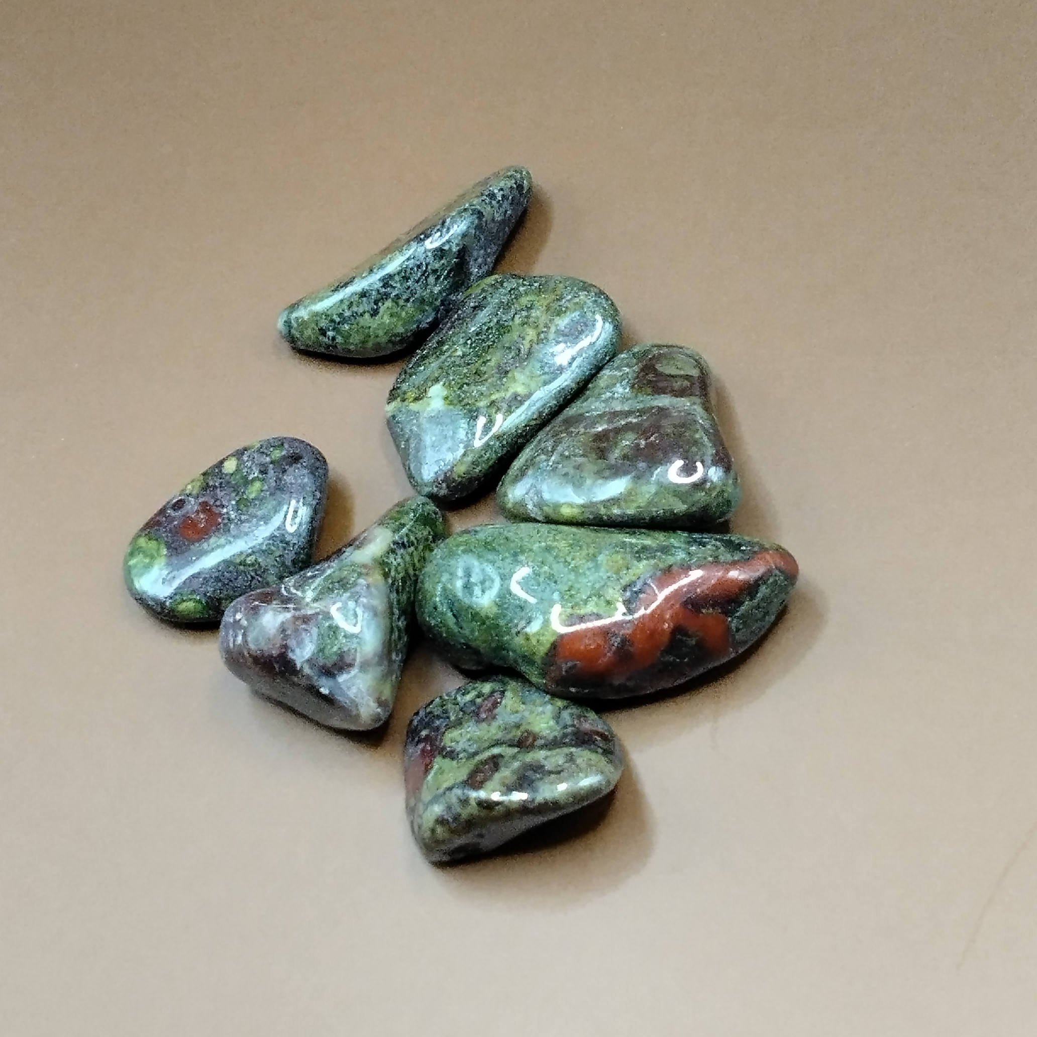 Piedras pulidas de Piedra Dragón con tonos verdes y detalles rojizos, ideales para decoración, meditación y prácticas energéticas.
