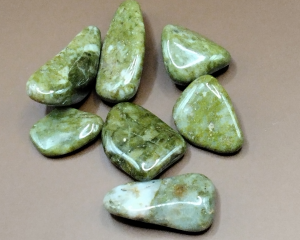 Piedras pulidas de Epidota con tonos verdes y patrones naturales únicos, perfectas para meditación, decoración y prácticas energéticas.
