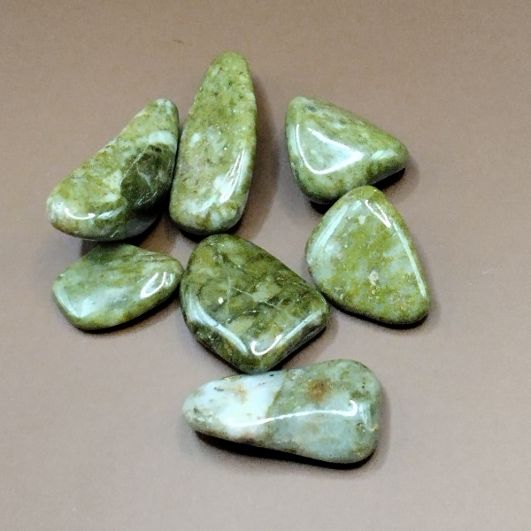 Piedras pulidas de Epidota con tonos verdes y patrones naturales únicos, perfectas para meditación, decoración y prácticas energéticas.