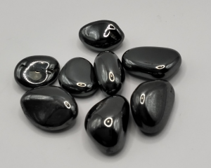 Piedras pulidas de Hematita con un brillo metálico intenso, ideales para protección energética, equilibrio emocional y conexión a tierra