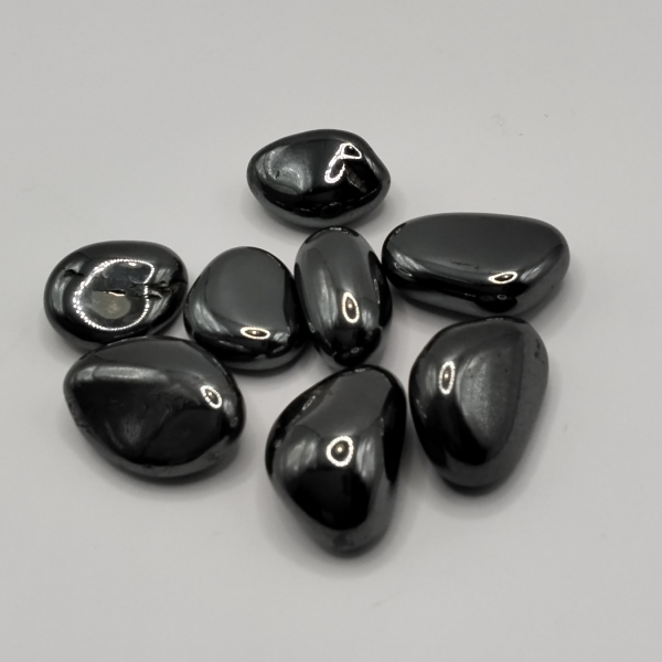 Piedras pulidas de Hematita con un brillo metálico intenso, ideales para protección energética, equilibrio emocional y conexión a tierra