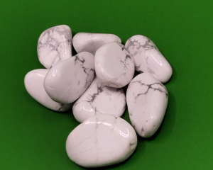 Piedras pulidas de Howlita Blanca con vetas grises, perfectas para meditación, decoración y prácticas de relajación.