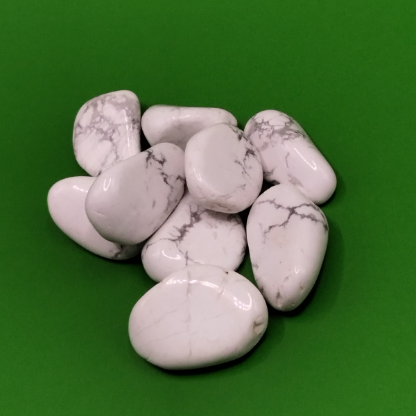 Piedras pulidas de Howlita Blanca con vetas grises, perfectas para meditación, decoración y prácticas de relajación.