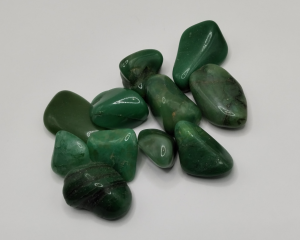 Piedras pulidas de Jade con un vibrante color verde, ideales para meditación, equilibrio emocional y atracción de la prosperidad
