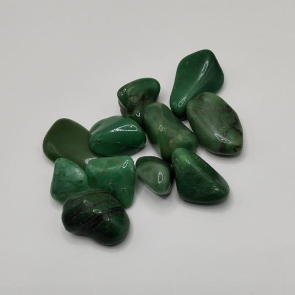 Piedras pulidas de Jade con un vibrante color verde, ideales para meditación, equilibrio emocional y atracción de la prosperidad