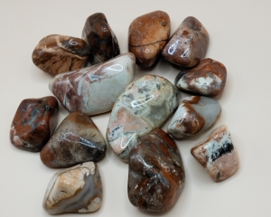 Piedras pulidas de Jaspe Brechado con patrones únicos en tonos marrones, grises y rojizos, ideales para meditación, decoración y equilibrio energético.