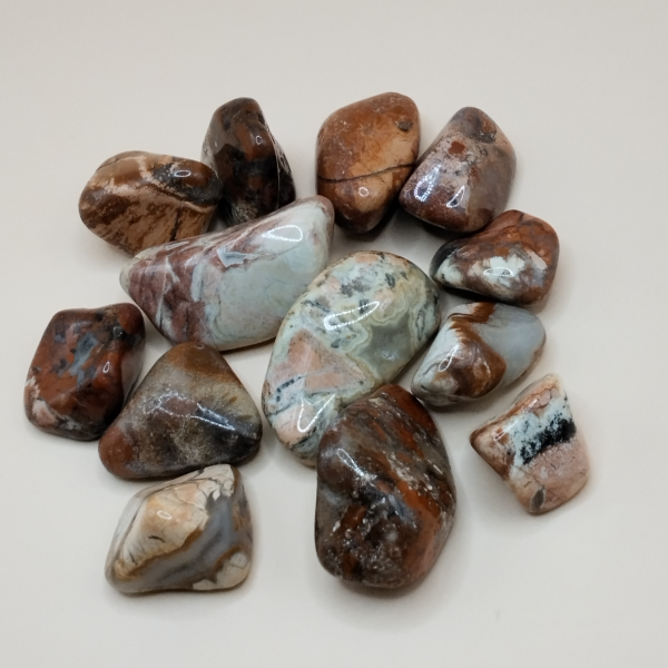 Piedras pulidas de Jaspe Brechado con patrones únicos en tonos marrones, grises y rojizos, ideales para meditación, decoración y equilibrio energético.