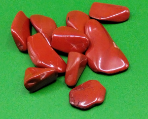 Piedras pulidas de Jaspe Rojo con tonos intensos y vibrantes, perfectas para meditación, decoración y prácticas energéticas.