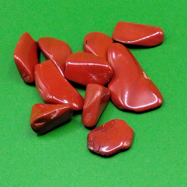 Piedras pulidas de Jaspe Rojo con tonos intensos y vibrantes, perfectas para meditación, decoración y prácticas energéticas.