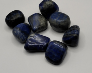 Piedras pulidas de Lapislázuli con tonalidades azul intenso y vetas doradas, ideales para meditación, claridad mental y conexión espiritual