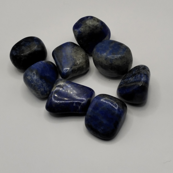 Piedras pulidas de Lapislázuli con tonalidades azul intenso y vetas doradas, ideales para meditación, claridad mental y conexión espiritual