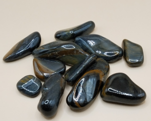 Piedras pulidas de Ojo de Tigre Azul con tonos oscuros y reflejos azulados, perfectas para meditación, equilibrio emocional y protección energética.