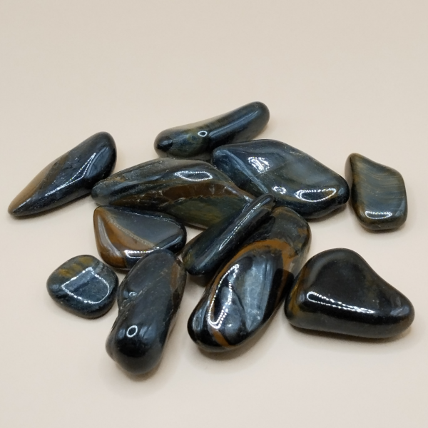 Piedras pulidas de Ojo de Tigre Azul con tonos oscuros y reflejos azulados, perfectas para meditación, equilibrio emocional y protección energética.