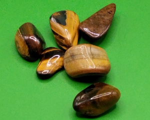 Piedras pulidas de Ojo de Tigre Dorado con tonos marrones y dorados brillantes, ideales para decoración, meditación y protección energética.