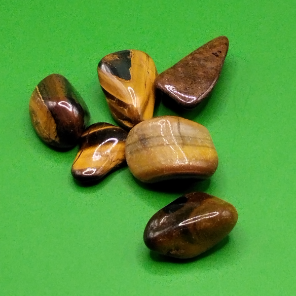 Piedras pulidas de Ojo de Tigre Dorado con tonos marrones y dorados brillantes, ideales para decoración, meditación y protección energética.