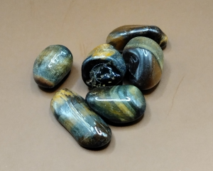 Piedras pulidas de Ojo de Tigre Veteado con tonos marrones y dorados, destacando patrones únicos, ideales para meditación, decoración y equilibrio energético.