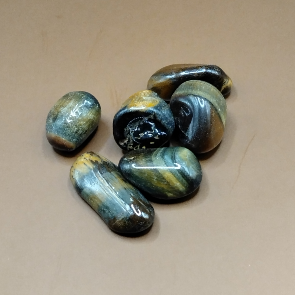Piedras pulidas de Ojo de Tigre Veteado con tonos marrones y dorados, destacando patrones únicos, ideales para meditación, decoración y equilibrio energético.