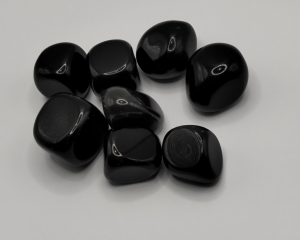 Piedras pulidas de Obsidiana Negra con un acabado brillante e intenso, ideales para protección energética, introspección y crecimiento espiritual