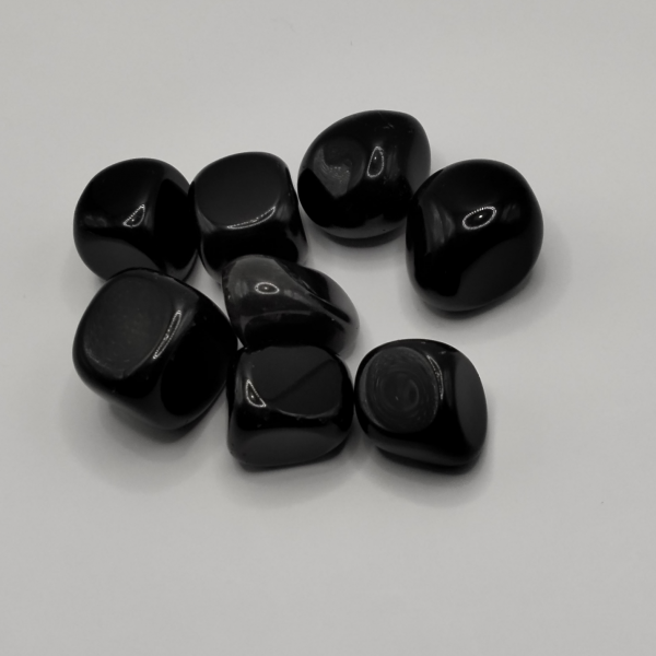Piedras pulidas de Obsidiana Negra con un acabado brillante e intenso, ideales para protección energética, introspección y crecimiento espiritual