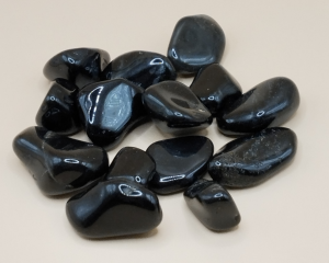 Piedras pulidas de Ónix Negro con un acabado brillante y tonos oscuros, ideales para meditación, protección energética y decoración.