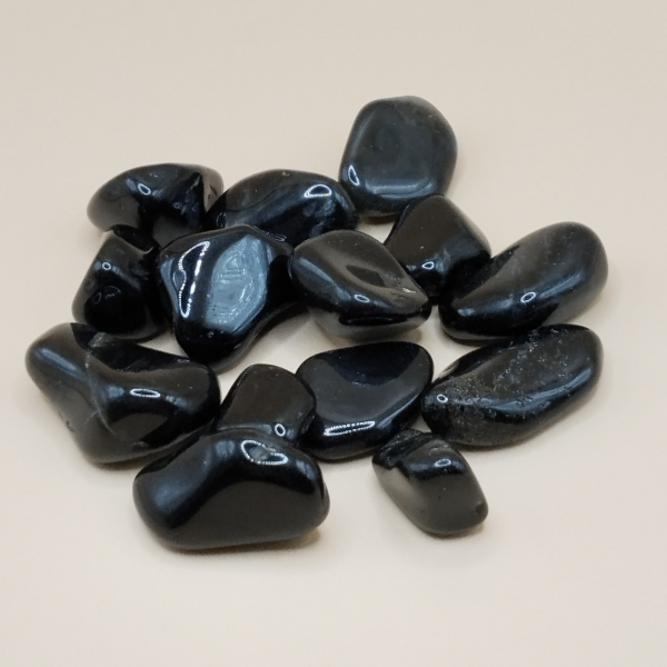Piedras pulidas de Ónix Negro con un acabado brillante y tonos oscuros, ideales para meditación, protección energética y decoración.
