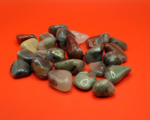Piedras pulidas de Piedra de Sangre, Seftonita, con tonos rojizos y verdes, ideales para meditación, protección energética y equilibrio emocional.