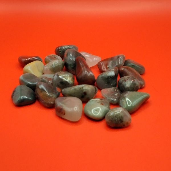 Piedras pulidas de Piedra de Sangre, Seftonita, con tonos rojizos y verdes, ideales para meditación, protección energética y equilibrio emocional.