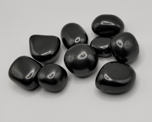 Piedras pulidas de Shungita con un acabado negro intenso y brillante, ideales para protección energética, purificación y equilibrio emocional