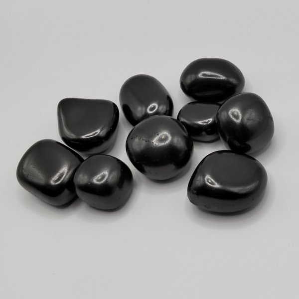 Piedras pulidas de Shungita con un acabado negro intenso y brillante, ideales para protección energética, purificación y equilibrio emocional
