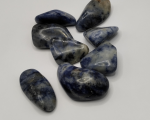 Piedras pulidas de Sodalita con tonalidades azules y vetas blancas naturales, perfectas para meditación, claridad mental y comunicación auténtica