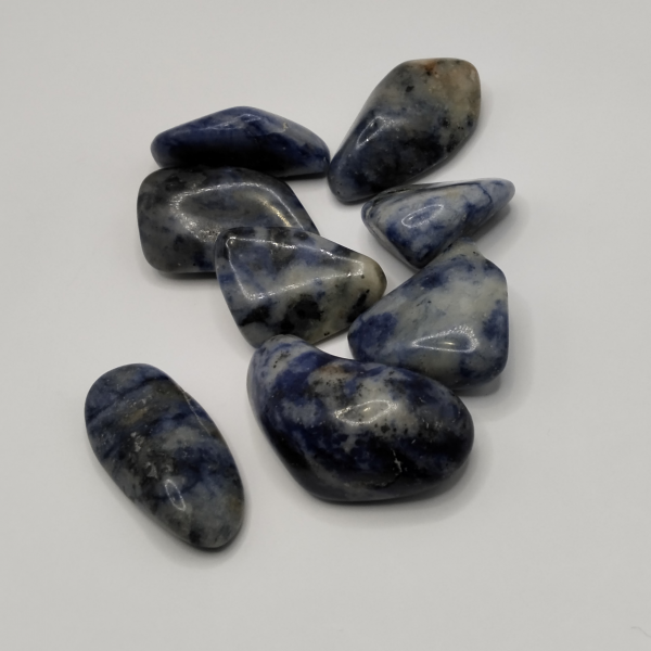 Piedras pulidas de Sodalita con tonalidades azules y vetas blancas naturales, perfectas para meditación, claridad mental y comunicación auténtica