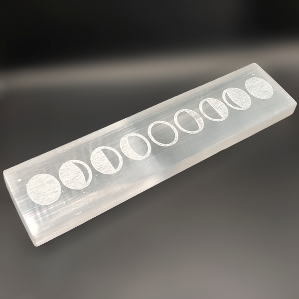 Placa de Carga de Selenita - Ciclos Lunares, tallada a mano para limpieza energética y sueño reparador, ideal para amantes de lo esotérico y decoración espiritual en el hogar.
