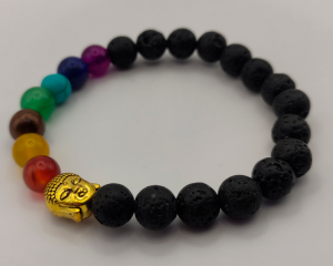 Pulsera elástica de piedra volcánica con cuentas de chakra en colores vivos y un detalle en oro de la cabeza de Buda, representando equilibrio espiritual y protección.