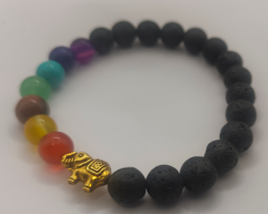 Pulsera de piedra volcánica con cuentas de chakra en colores vibrantes y un colgante de elefante dorado, simbolizando sabiduría y fortaleza espiritual.